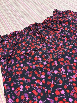 Maglia nera con fiorellini e volant