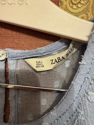 Blusa Zara azul con volantes