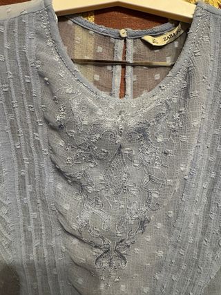 Blusa Zara azul con volantes