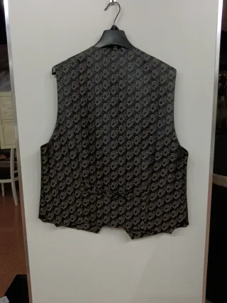 Chaleco y plastrón hombre elegante