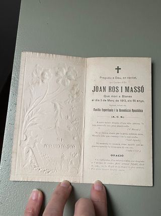 Esquela antigua con flores y cruz