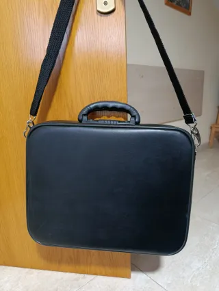 Maletín negro para portátil, hasta 15 pulgadas.