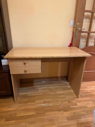 Escritorio de madera con cajones