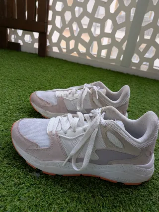 Deportivas Adidas Beige y Blancas