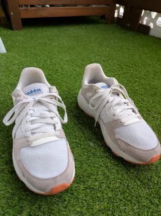 Deportivas Adidas Beige y Blancas