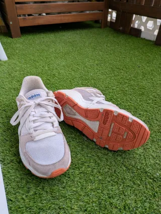 Deportivas Adidas Beige y Blancas