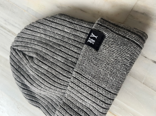 Gorro de invierno gris con interior de borreguito