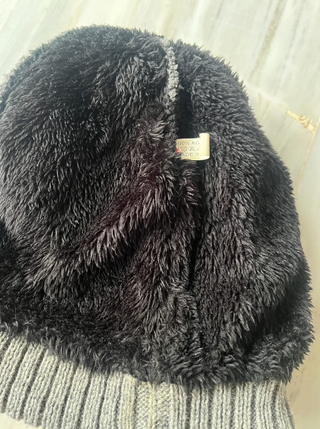 Gorro de invierno gris con interior de borreguito