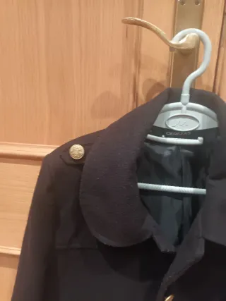 Abrigo negro con botones dorados