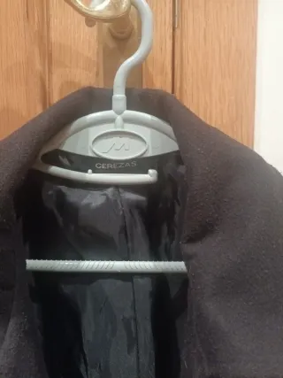 Abrigo negro con botones dorados