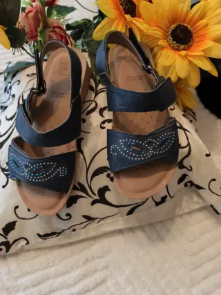 Sandalias azules con pedrería T.38