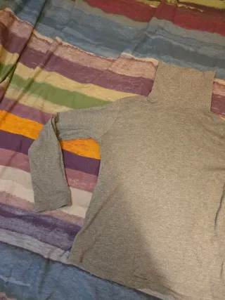 Camiseta gris cuello alto manga larga