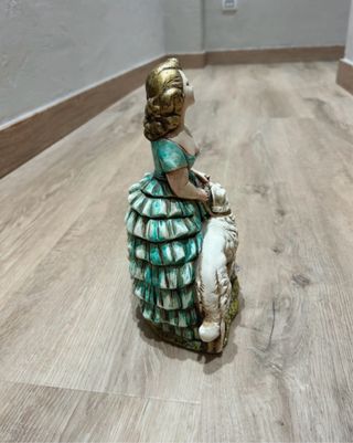 Figura cerámica mujer con perro