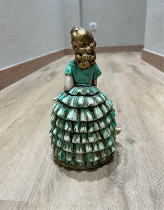 Figura cerámica mujer con perro