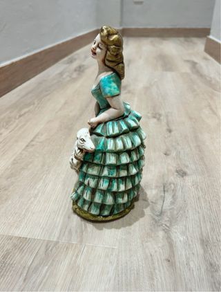 Figura cerámica mujer con perro