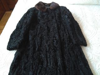 Abrigo de Astracán Negro con Cuello Marrón