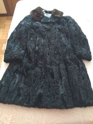 Abrigo de Astracán Negro con Cuello Marrón