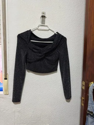 Blusa corta brillante negra