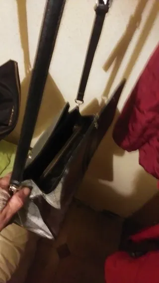 Bolso de hombro plateado y negro