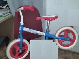 Bici senza pedali blu e rossa