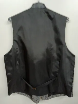 Elegante chaleco y corbata para caballero