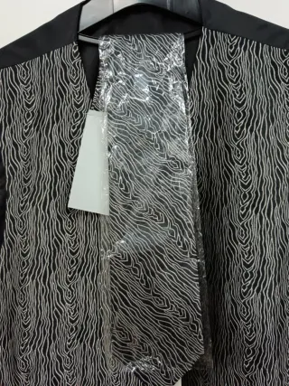 Elegante chaleco y corbata para caballero