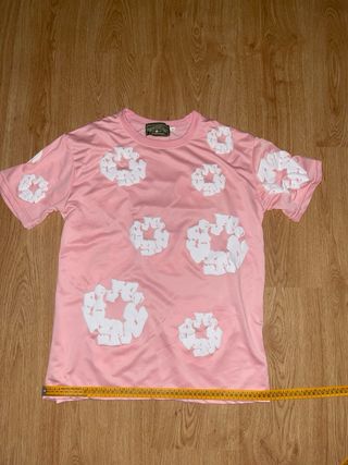 Camiseta rosa con estampado blanco