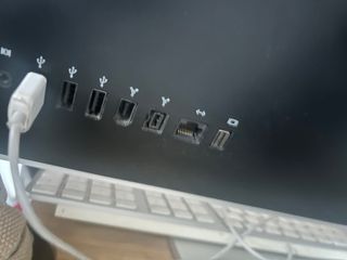 Apple iMac con teclado plateado