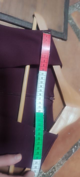 Vestido corto sin mangas Zara color berenjena.