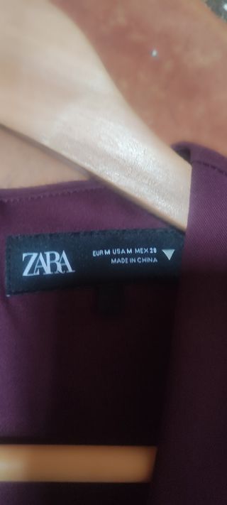 Vestido corto sin mangas Zara color berenjena.