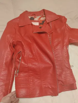 Chaquetas piel blanca y roja