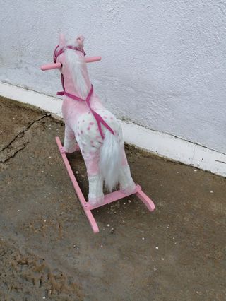 Caballo balancín rosa con lunares blancos