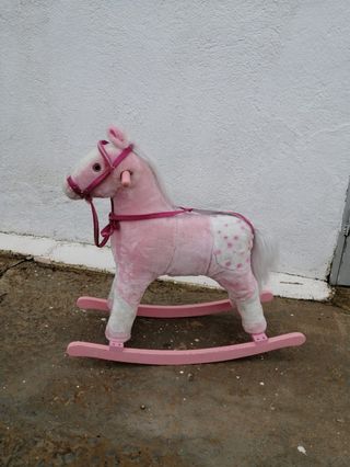 Caballo balancín rosa con lunares blancos