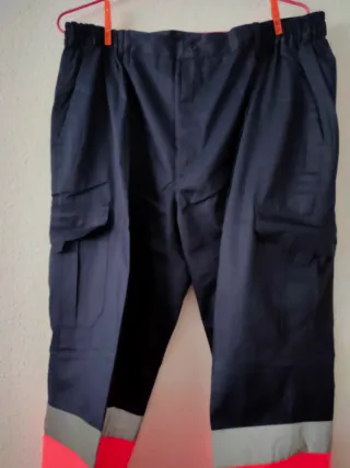Pantalones multibolsillo trabajo naranja y azul.