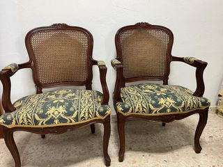 Pareja de sillones de rejilla y tapizados