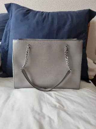 Bolso Michael Kors Piel Gris con Tachuelas. 4 usos