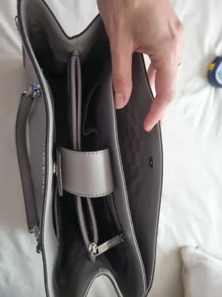 Bolso Michael Kors Piel Gris con Tachuelas. 4 usos