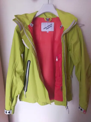 Cortavientos Mito color pistacho.