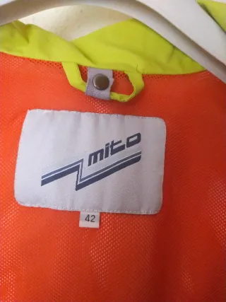 Cortavientos Mito color pistacho.