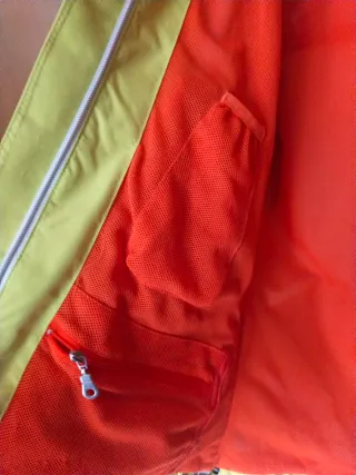 Cortavientos Mito color pistacho.