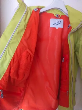 Cortavientos Mito color pistacho.