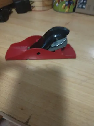 Cepillo de carpintero rojo y negro