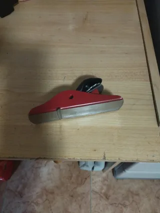 Cepillo de carpintero rojo y negro