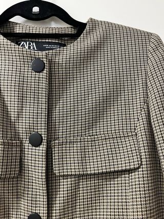 Cazadora corta cuadros beige y negra