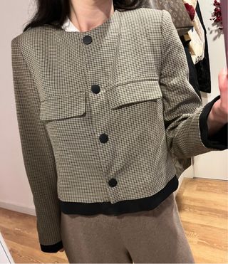 Cazadora corta cuadros beige y negra