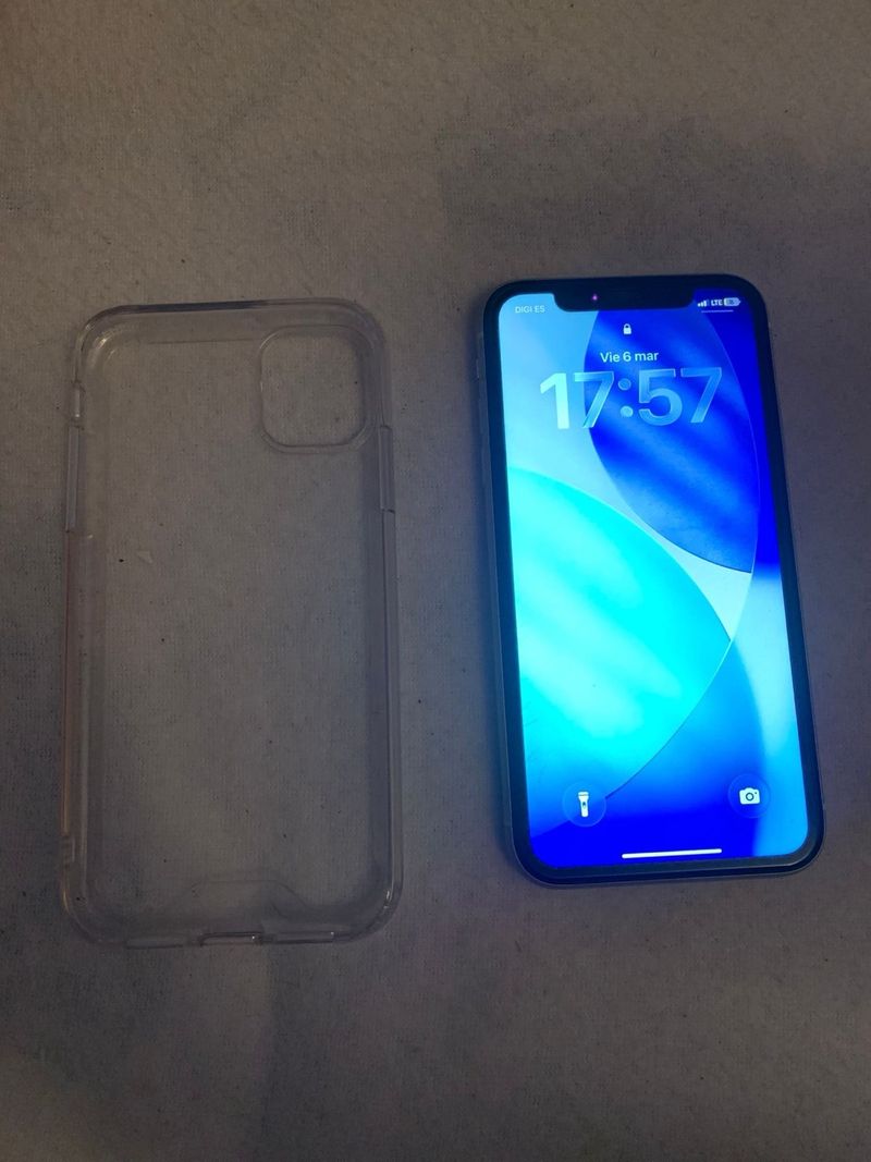 iPhone 11 con funda protectora