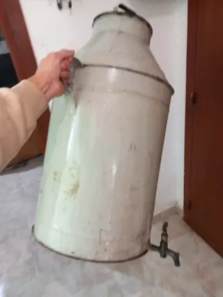 Antiguo bidón de aceite con grifo