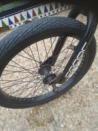 Bicicleta BMX Roja y Negra