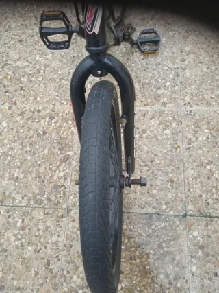 Bicicleta BMX Roja y Negra