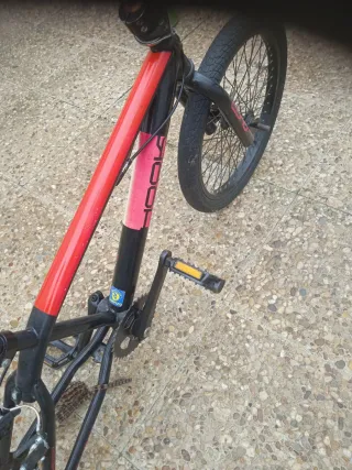 Bicicleta BMX Roja y Negra